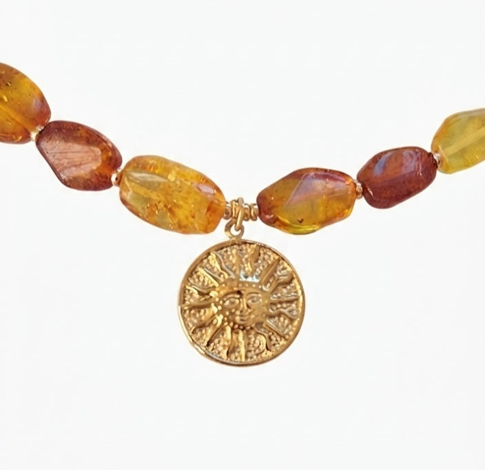 Collar Ámbar Natural con Medalla Sol Dorada