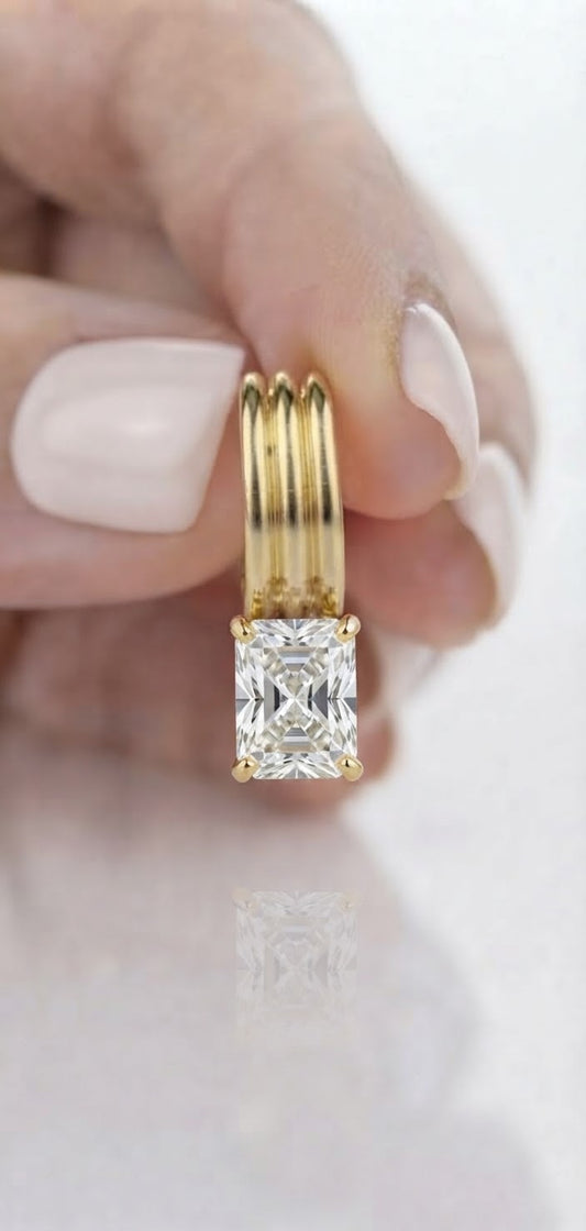 Anillo estriado dorado con piedra talla esmeralda - detalle