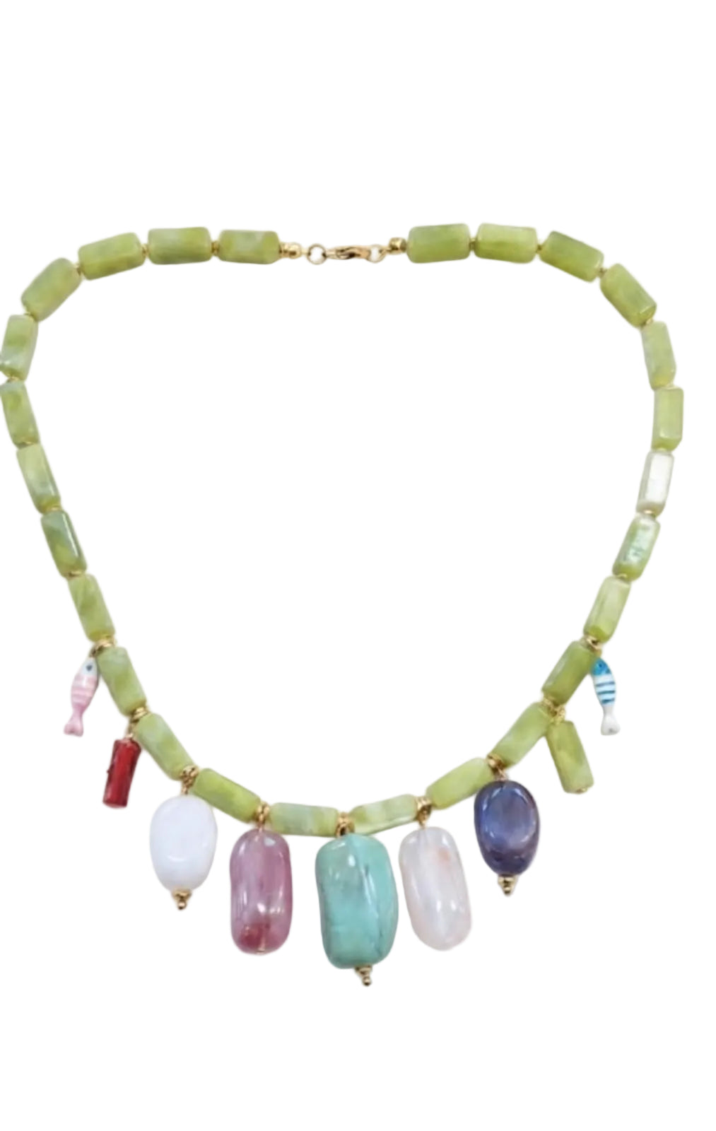 Collar acrílico con entrepiezas de acero dorado