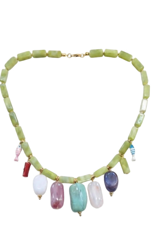 Collar acrílico con entrepiezas de acero dorado
