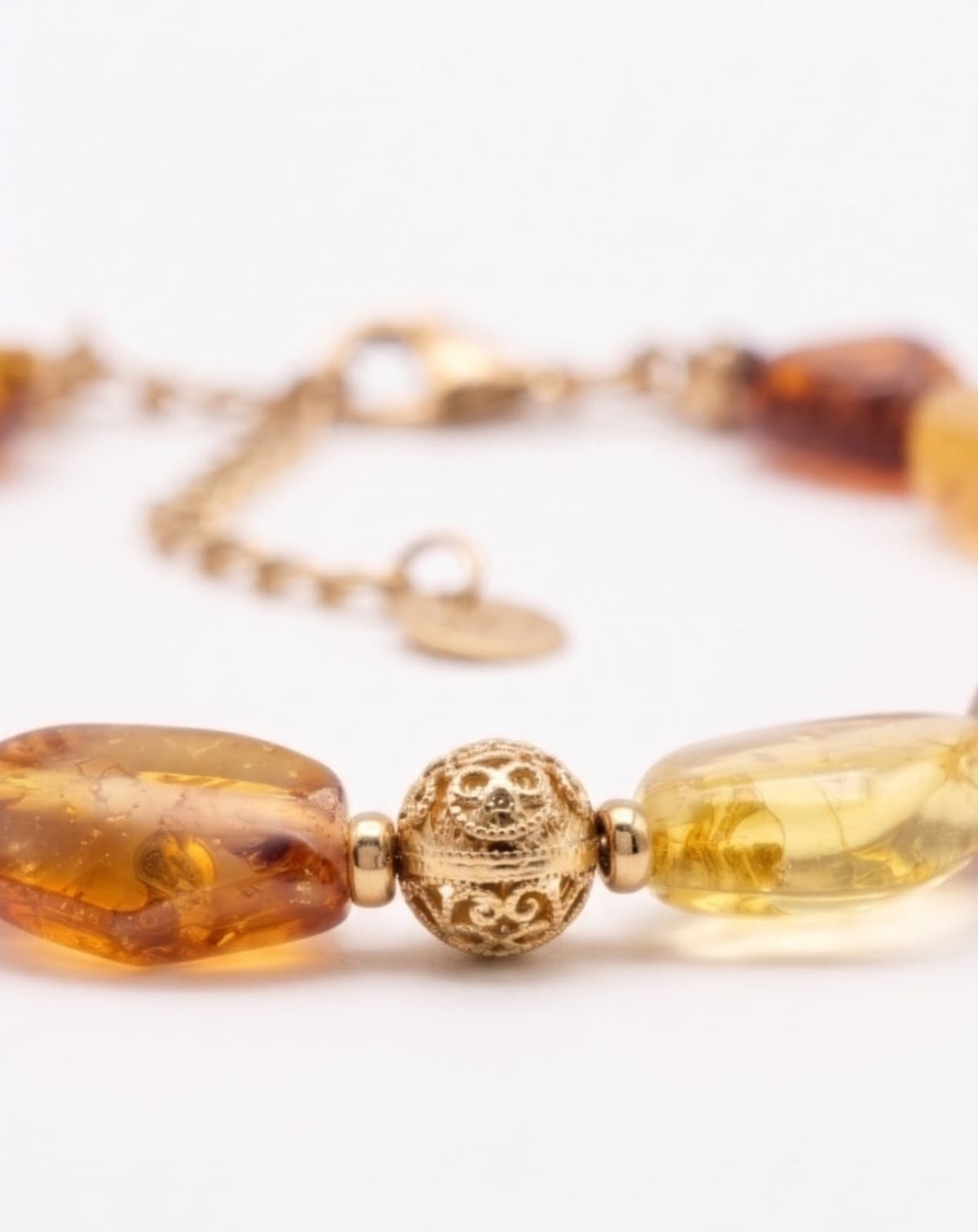 Pulsera de ámbar natural en tonos miel y coñac sobre fondo blanco