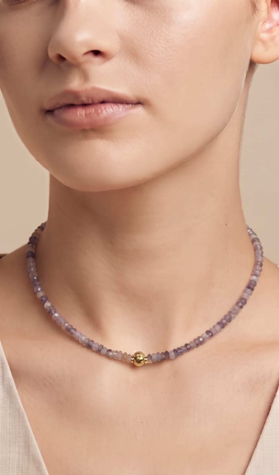 Collar amatista facetada bola dorada - cierre trasero en modelo