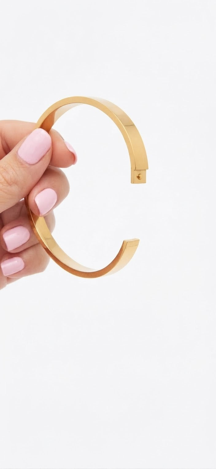 Pulsera rígida media caña dorada vista lateral apertura