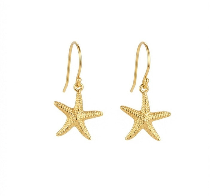 Pendientes estrella de mar dorados con cierre hippie sobre fondo blanco