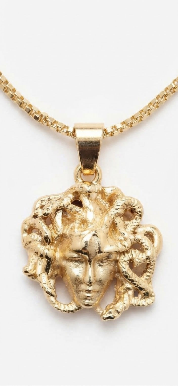 Collar Medusa dorado vista completa fondo blanco