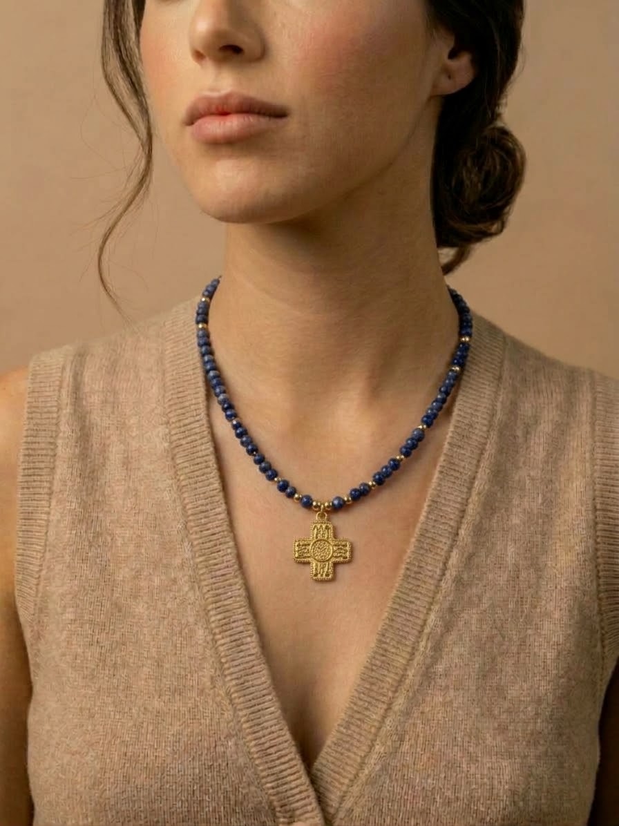 Collar lapis lázuli con cruz dorada puesto modelo