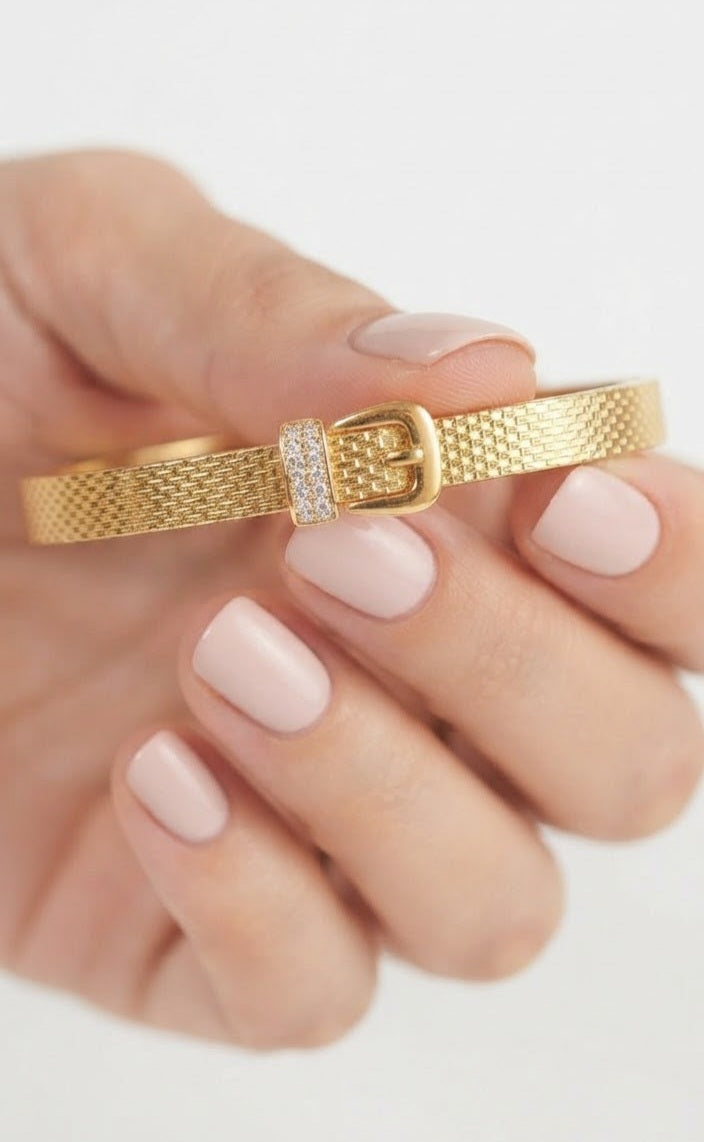 Pulsera correa acero dorado en mano