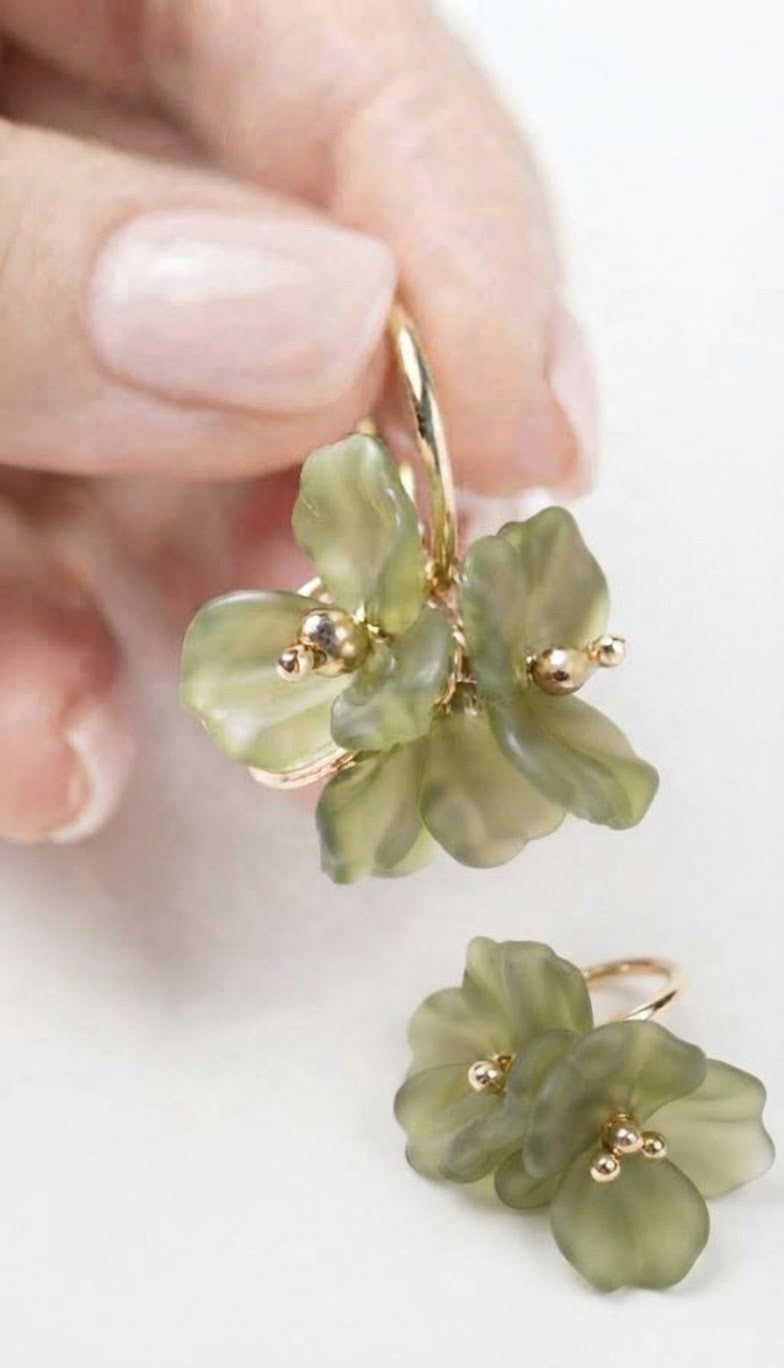 Pendientes aro dorado flor verde acrílica vista completa par