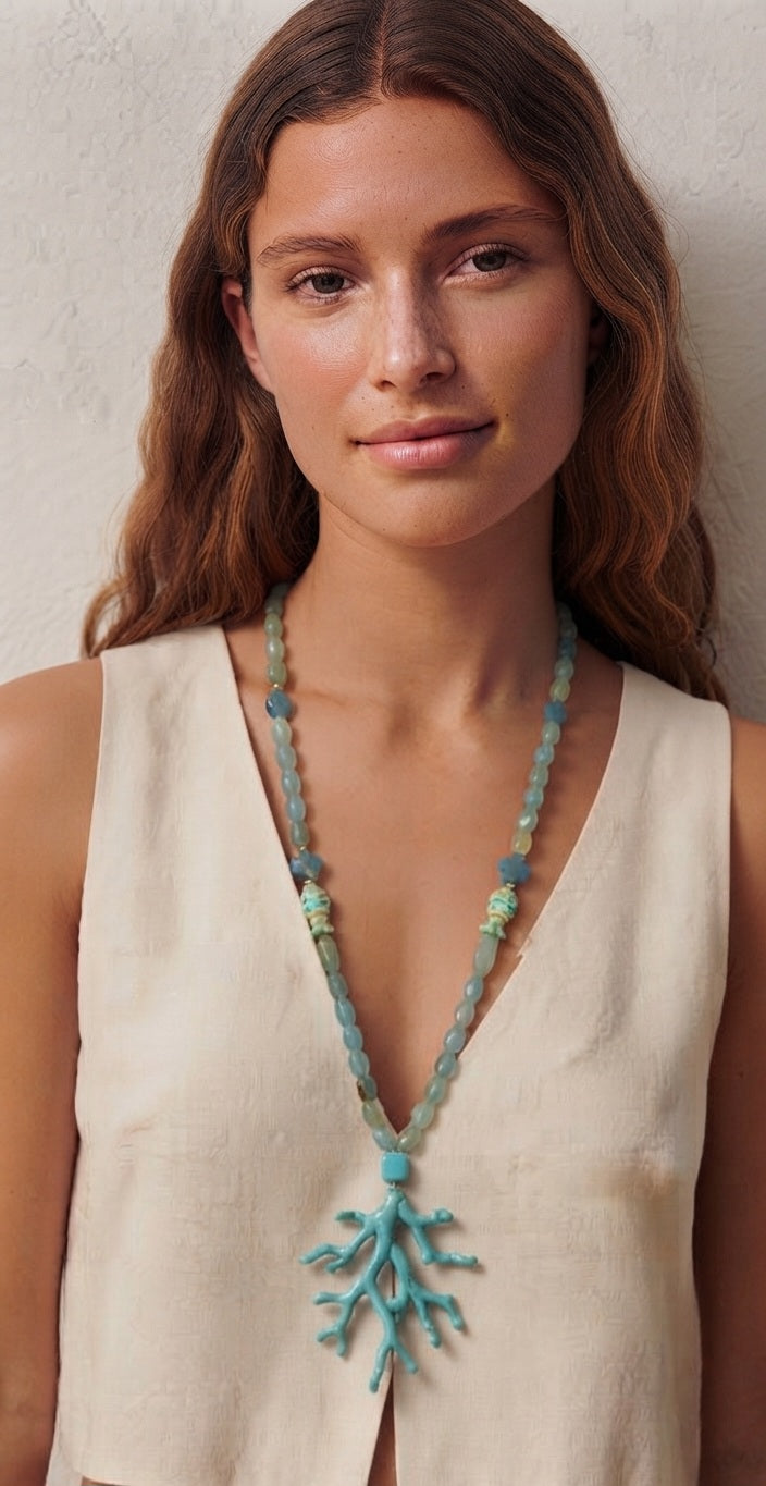 Collar largo resina turquesa con rama de coral puesto en modelo