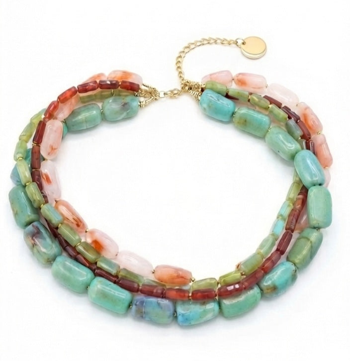 Collar cuatro tiras resina multicolor verde agua rosa palo granate sobre fondo blanco