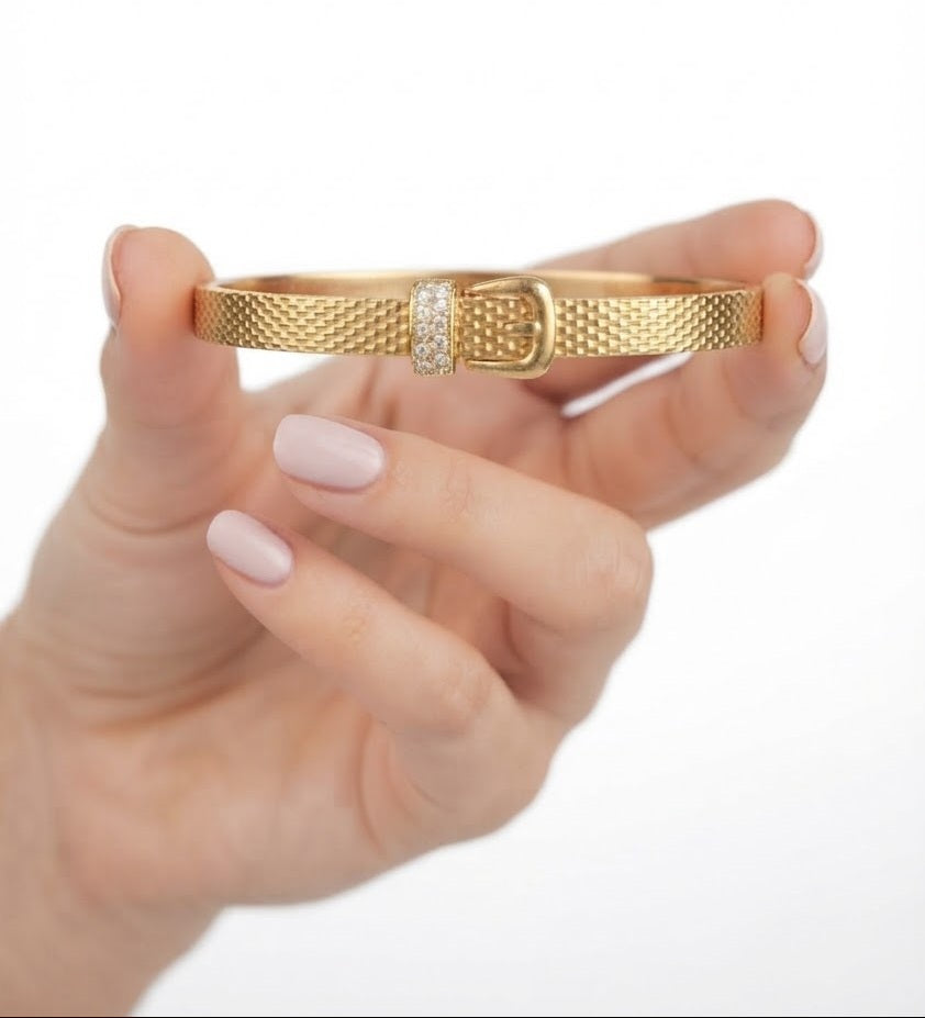 Pulsera correa acero dorado detalle textura malla
