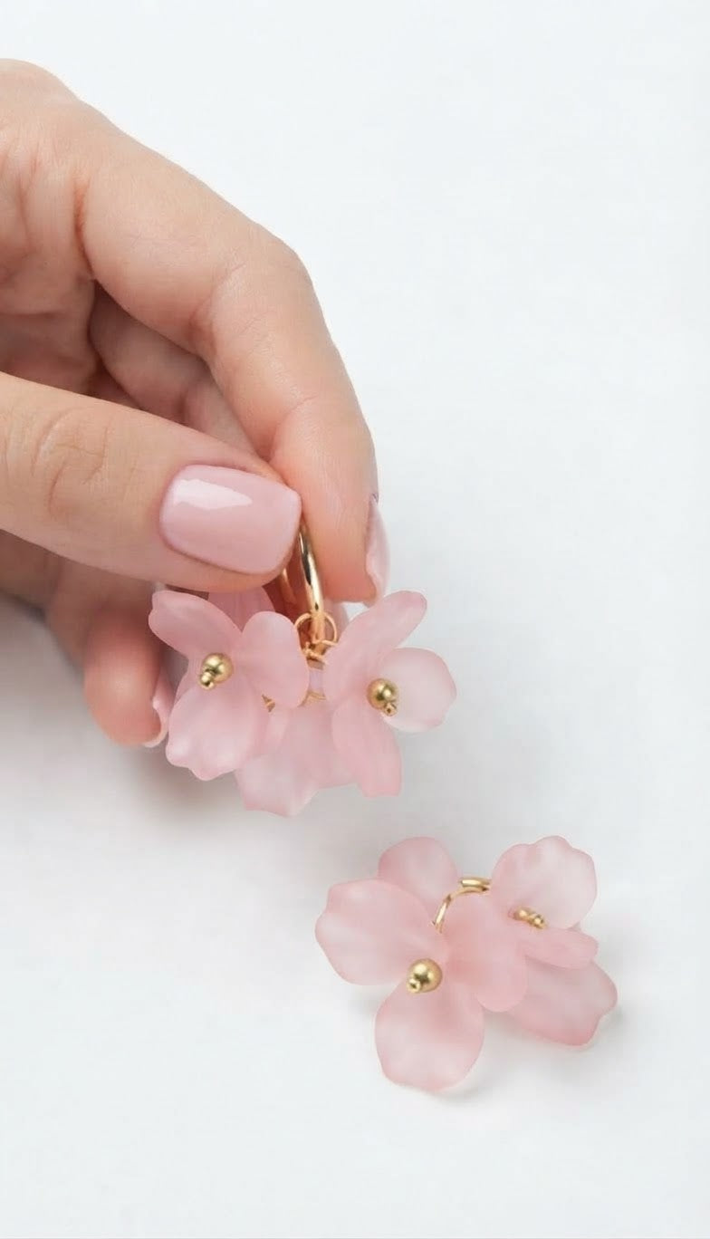 Pendientes aro dorado flor rosa acrílica en mano par
