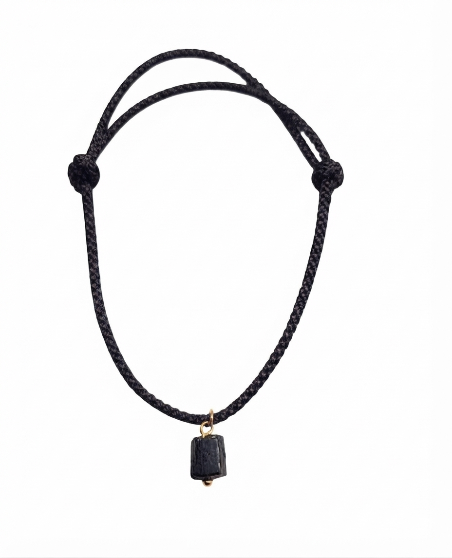 Pulsera cordón negro turmalina negra - detalle colgante y nudos fondo blanco
