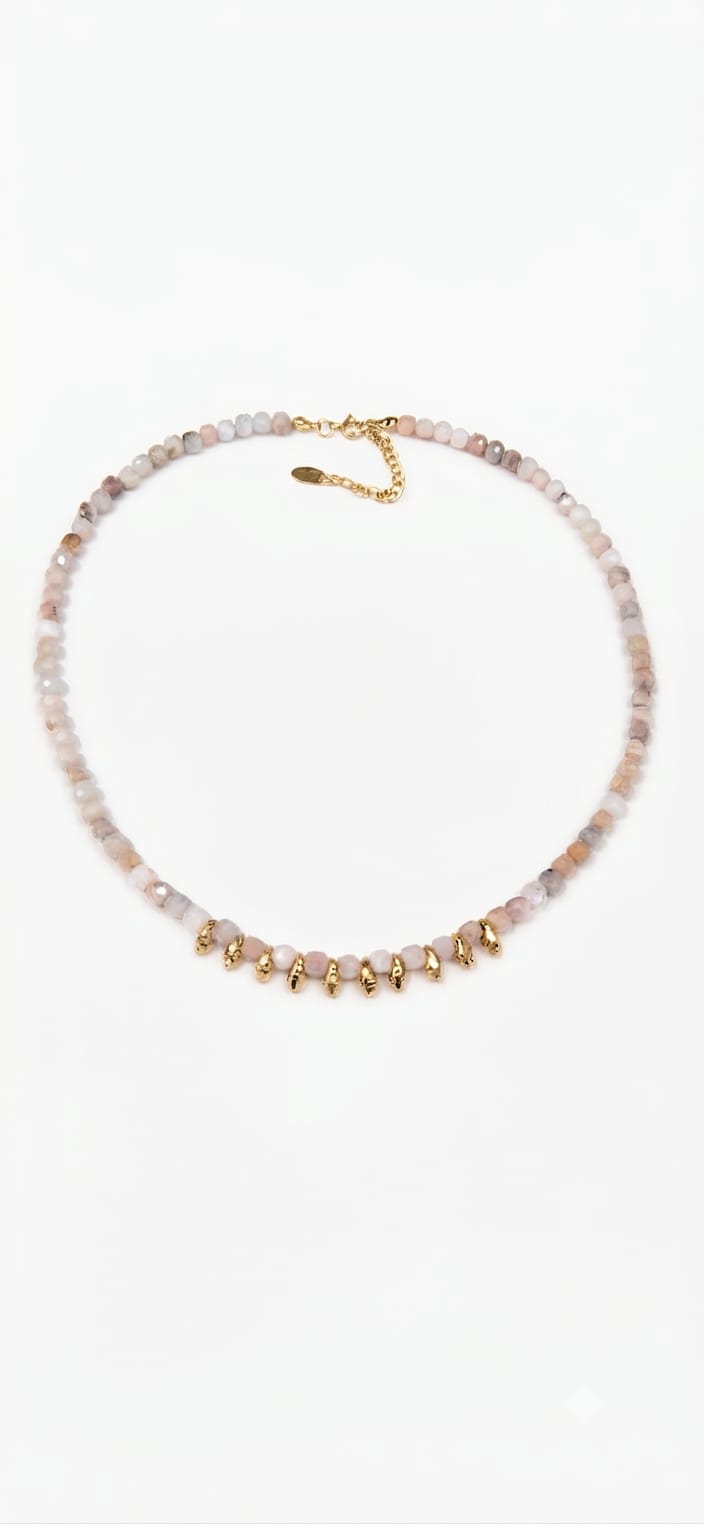 Collar de ópalo rosa con pepitas de acero dorado sobre fondo blanco