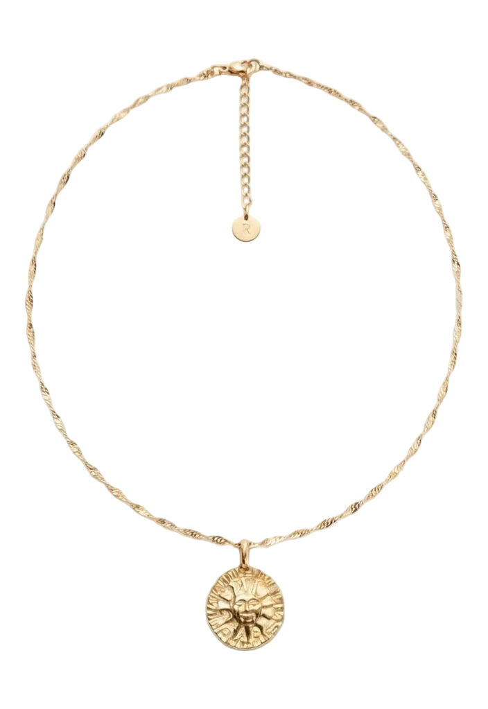 Colgante sol zodiaco dorado en modelo