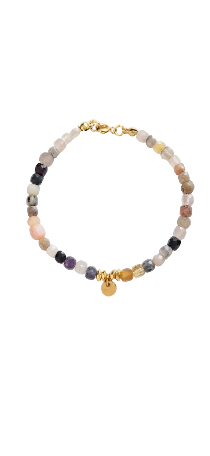 Pulsera piedras semipreciosas multicolor sobre fondo blanco