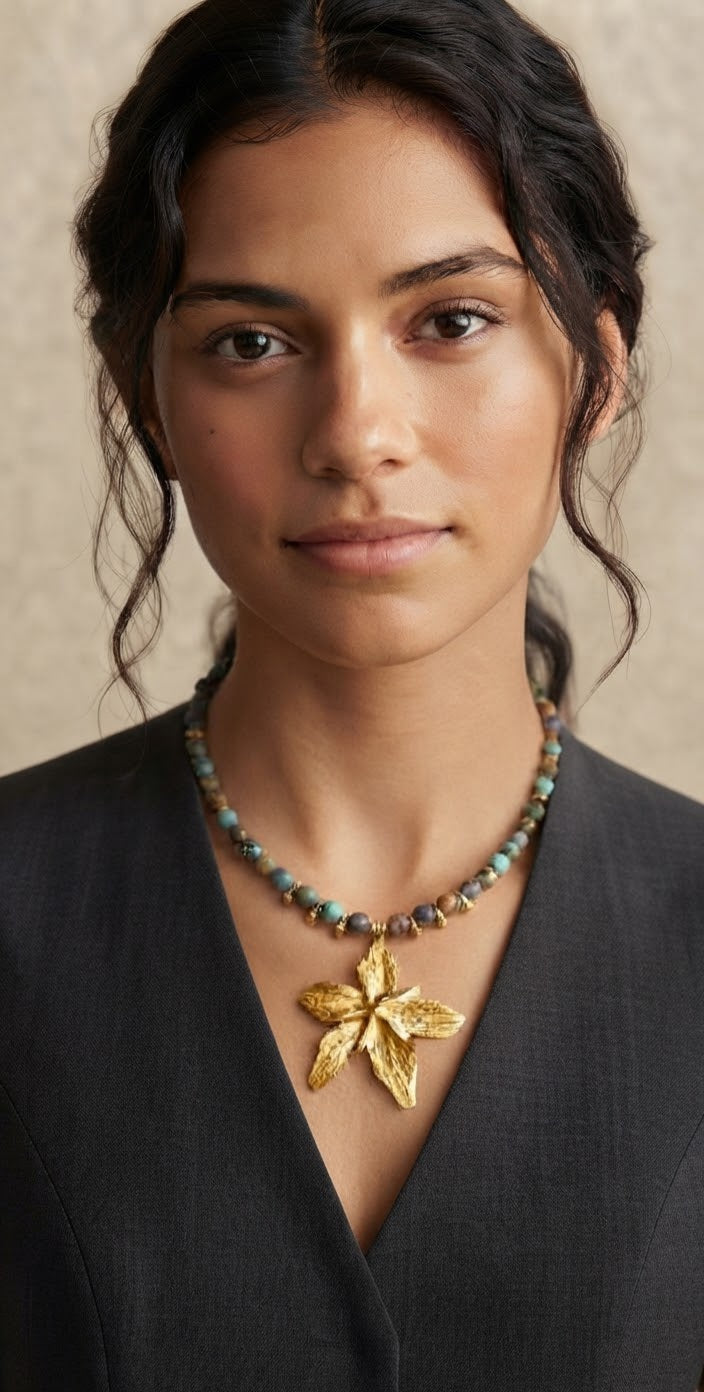Modelo luciendo collar turquesa Anhui con flor dorada