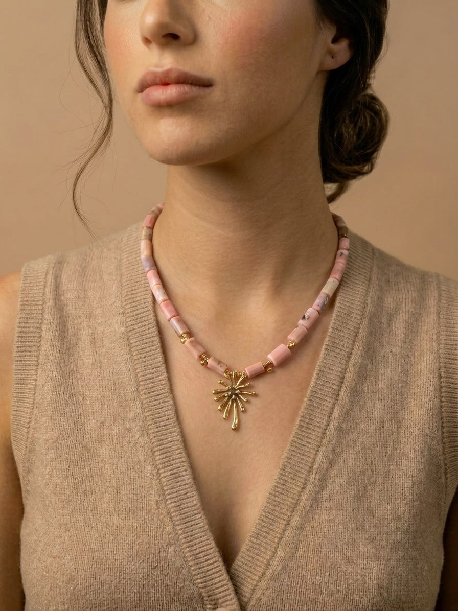 Collar ópalo rosa puesto modelo