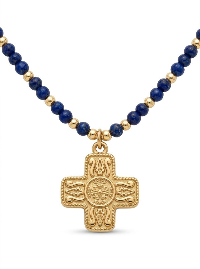 Collar lapis lázuli con cruz dorada vista completa