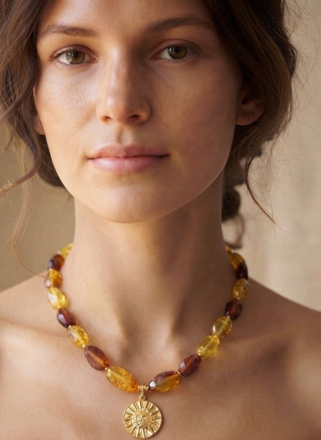 Collar Ámbar Natural con Medalla Sol Dorada
