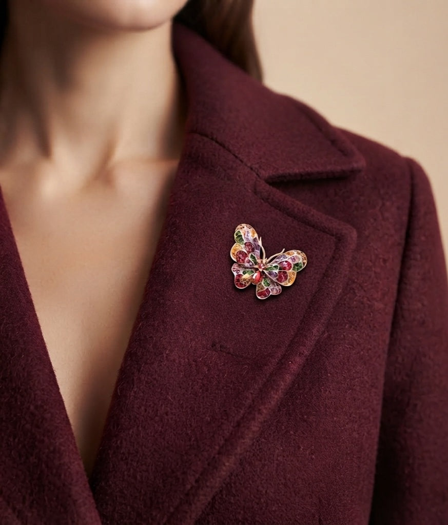 Broche mariposa puesto en solapa de blazer burdeos