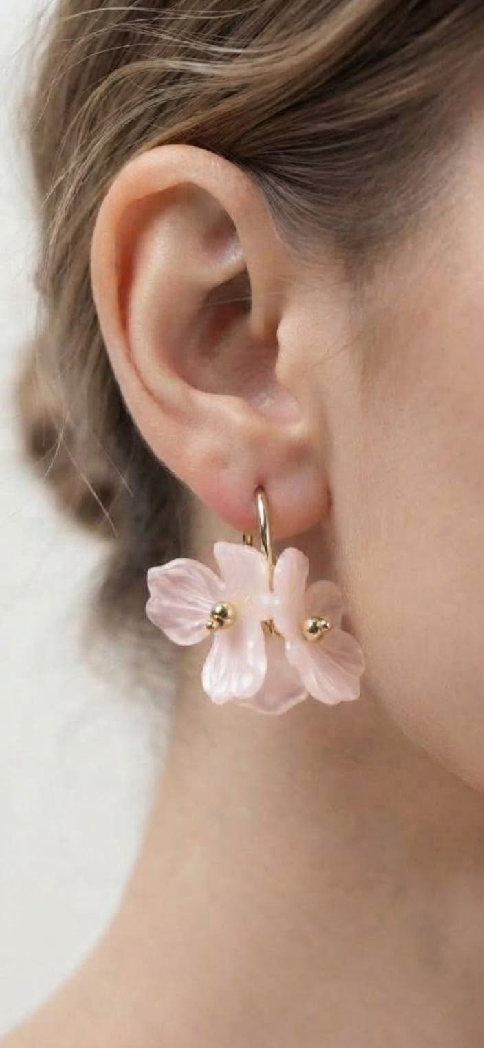 Pendientes aro dorado flor rosa acrílica puestos modelo
