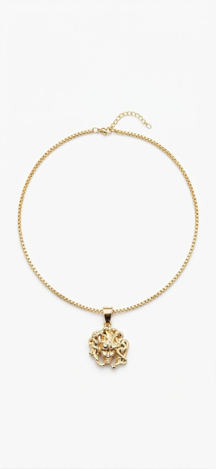 Modelo luciendo collar Medusa dorado