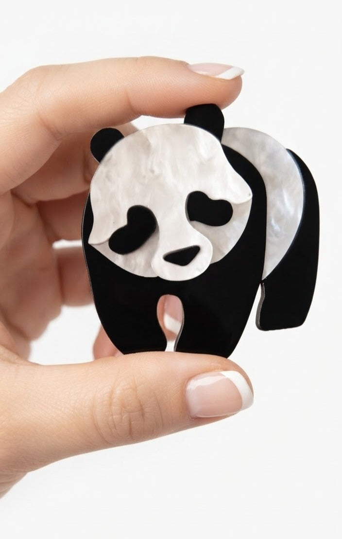 Broche oso panda resina acrílica en mano