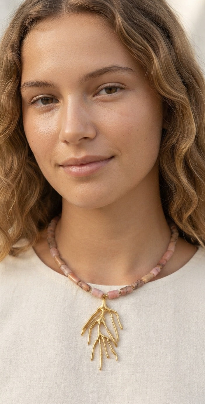 Collar Ópalo Rosa con Rama de Coral Dorada