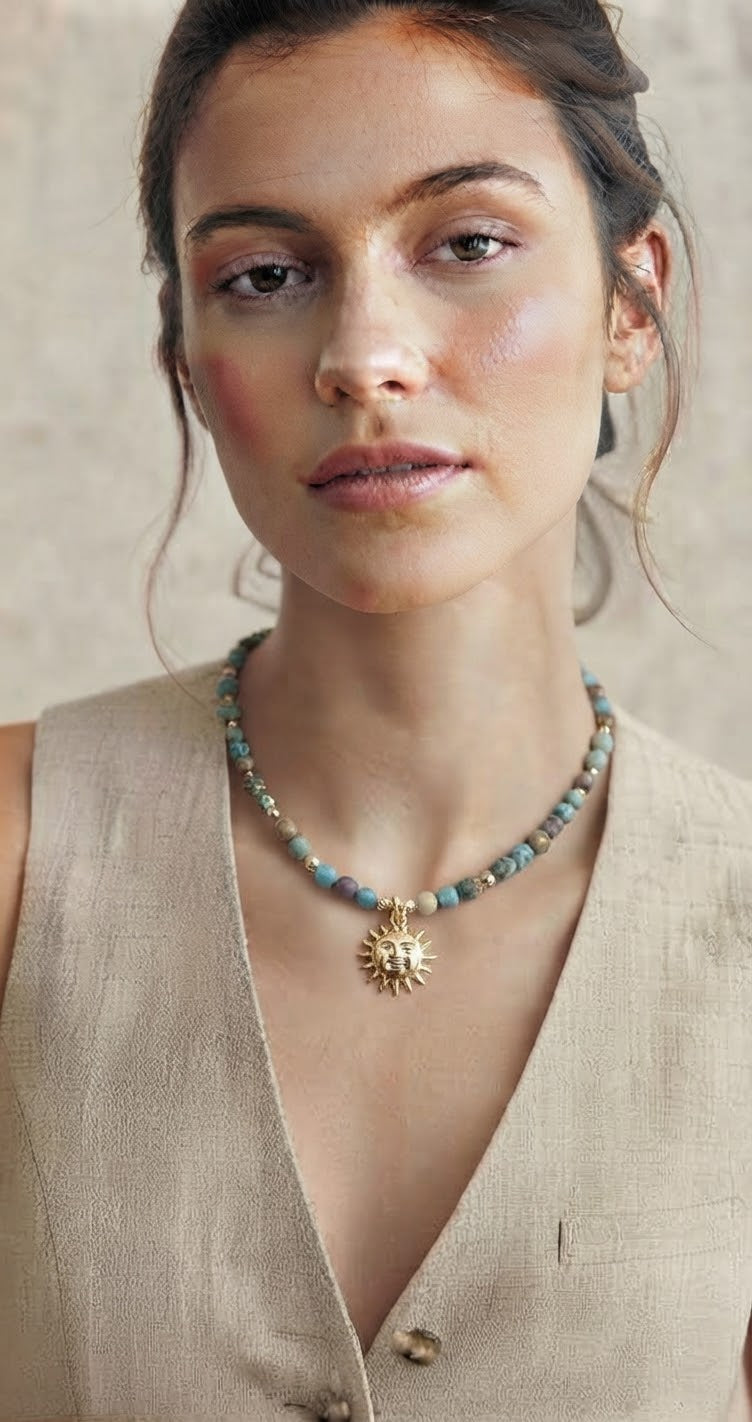 Collar turquesa Anhui colgante sol dorado - modelo puesto
