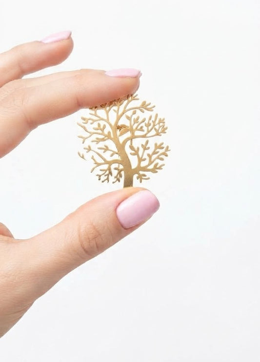 Broche árbol de la vida acero dorado en mano pequeño