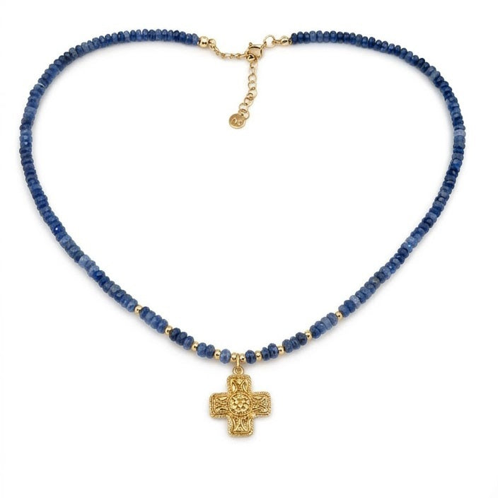 Collar lapis lázuli con cruz dorada vista completa sobre fondo blanco