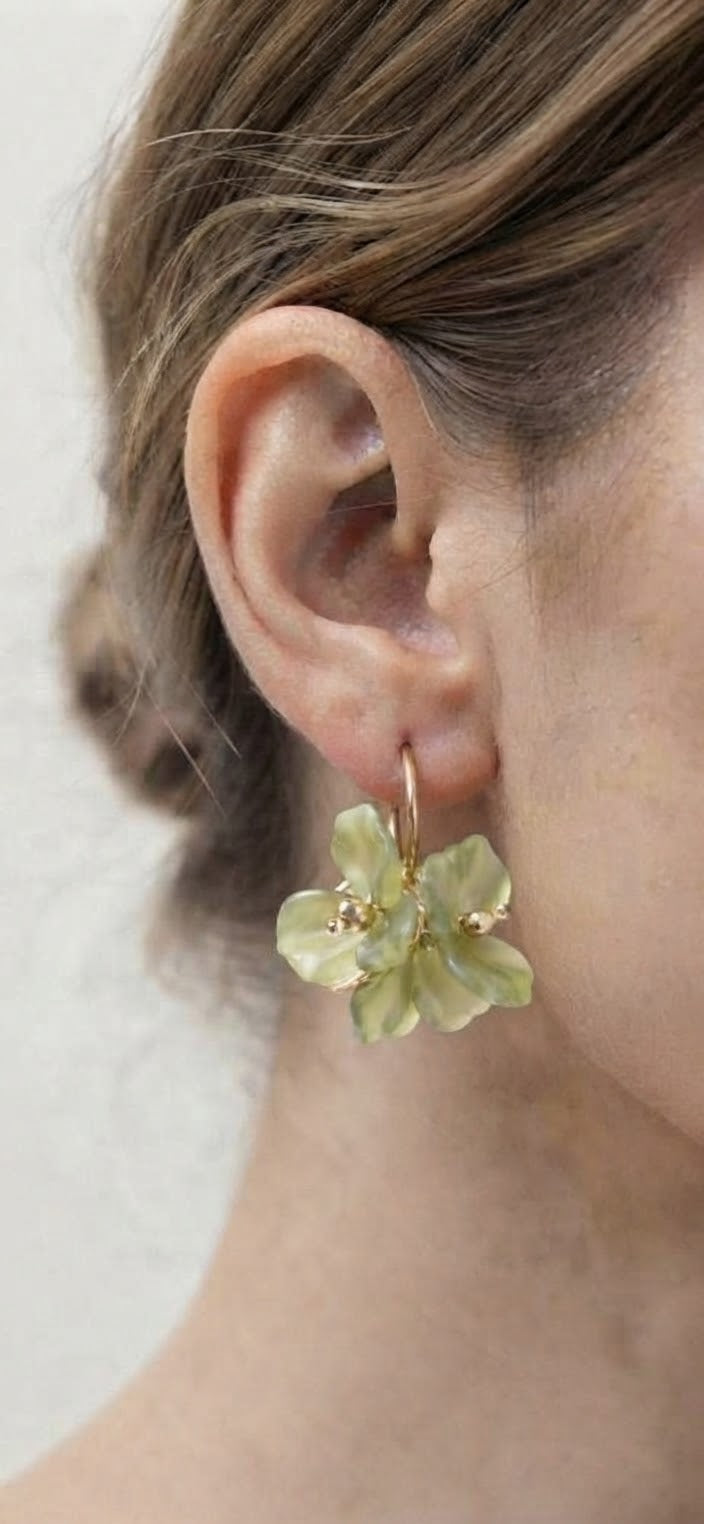 Pendientes aro dorado flor verde acrílica puestos modelo