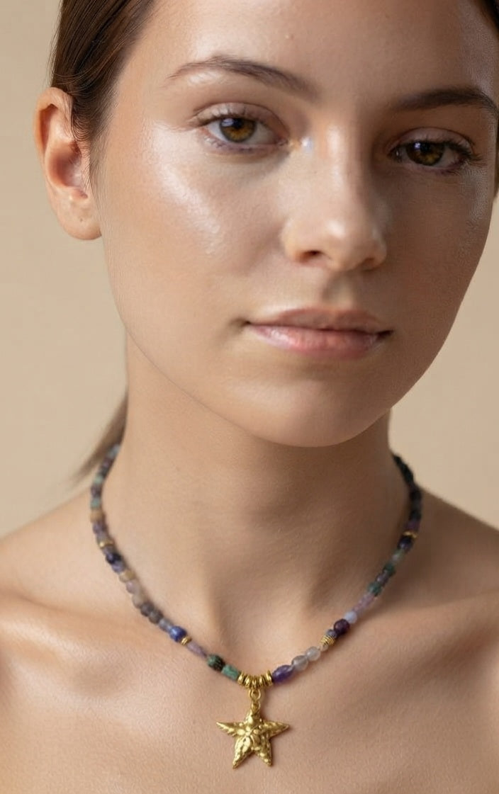 Collar piedras semipreciosas con estrella dorada puesto en modelo