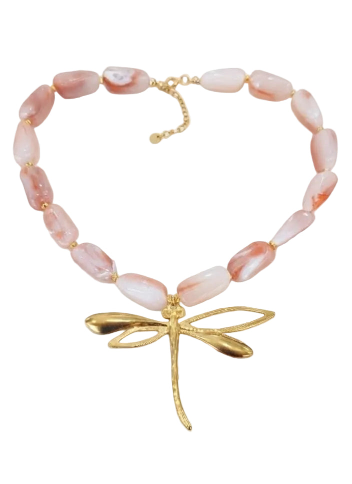 Collar resina rosa con libélula dorada fondo blanco