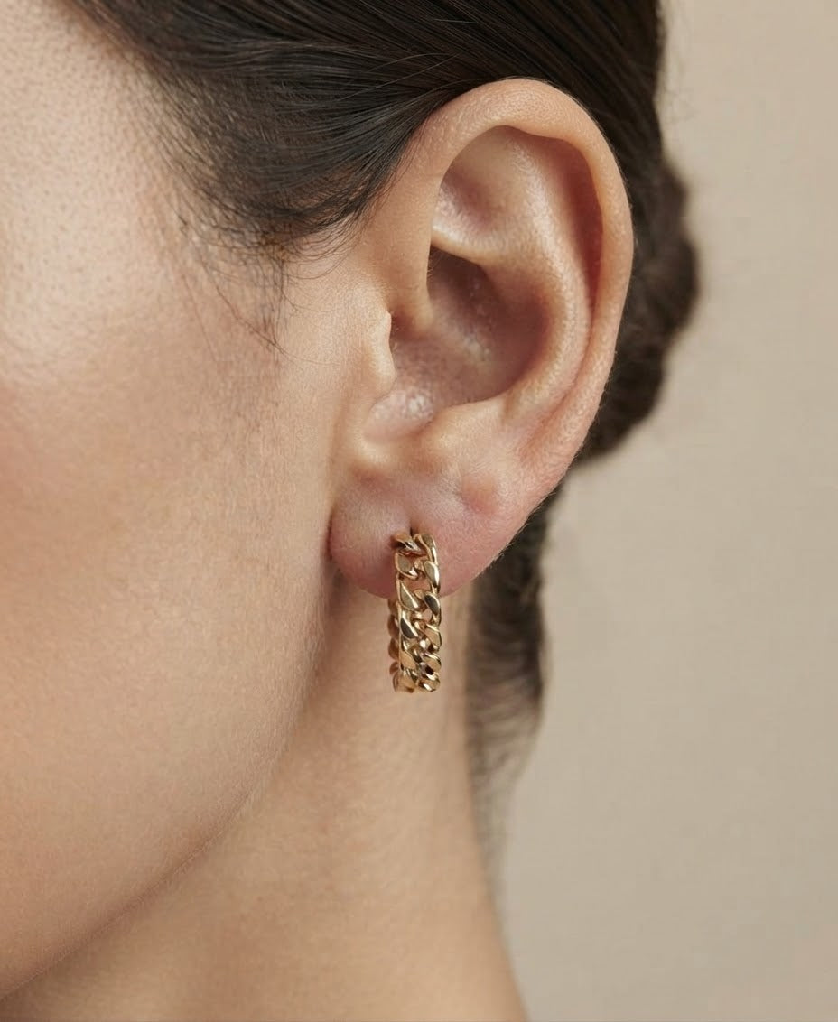 Detalle del diseño de cadena eslabonada del aro bañado en oro
