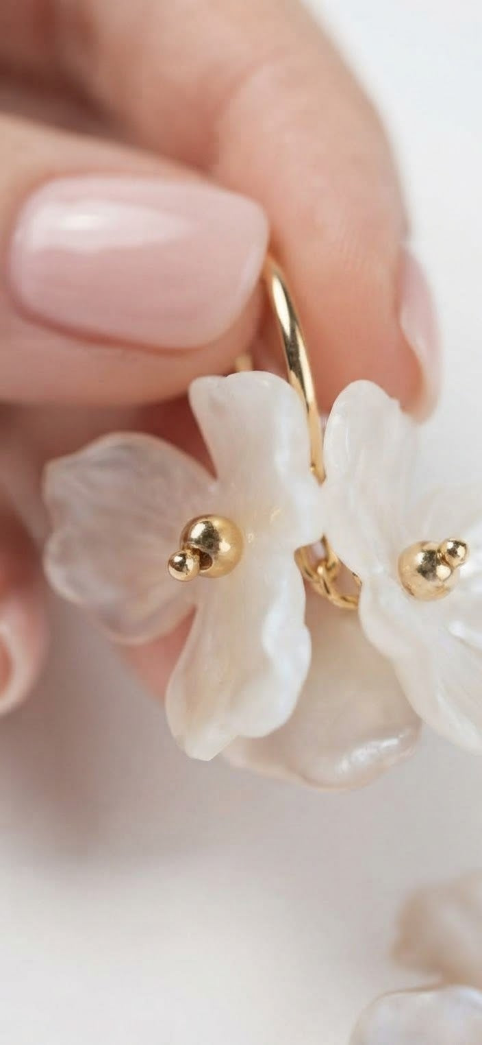 Pendientes aro dorado flor blanca acrílica detalle pétalos