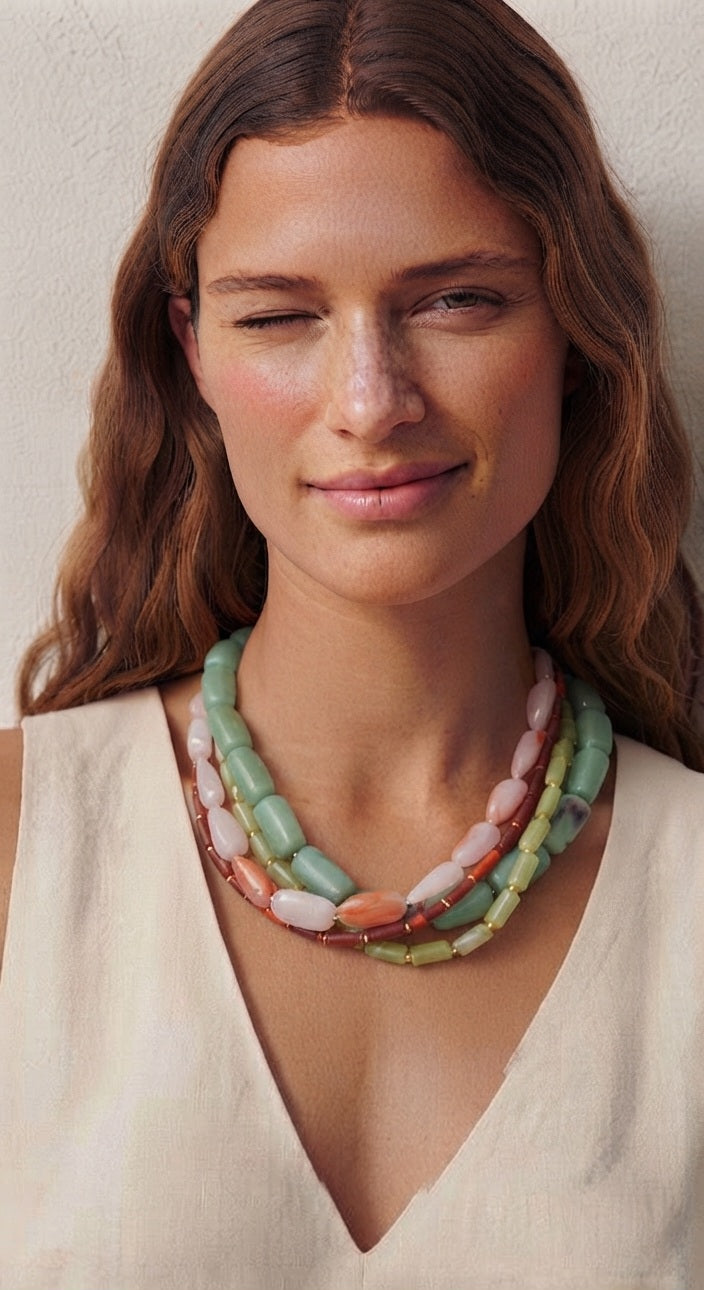 Collar cuatro tiras resina multicolor puesto en modelo escote en V