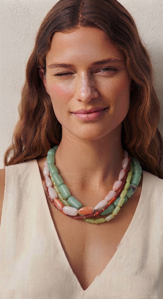 Collar cuatro tiras resina multicolor puesto en modelo escote en V