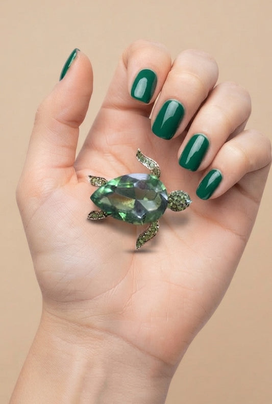 Broche tortuga aleación dorada con strass verde - detalle