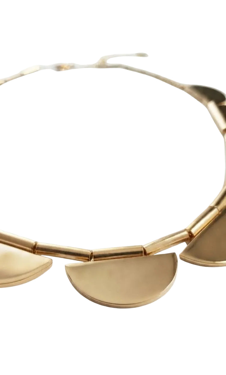 Detalle collar medialuna dorado