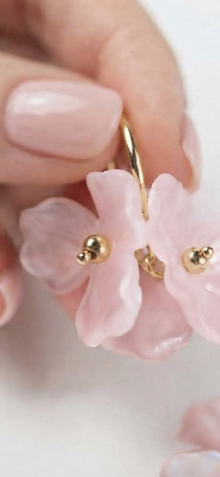 Pendientes aro dorado flor rosa acrílica detalle pétalos