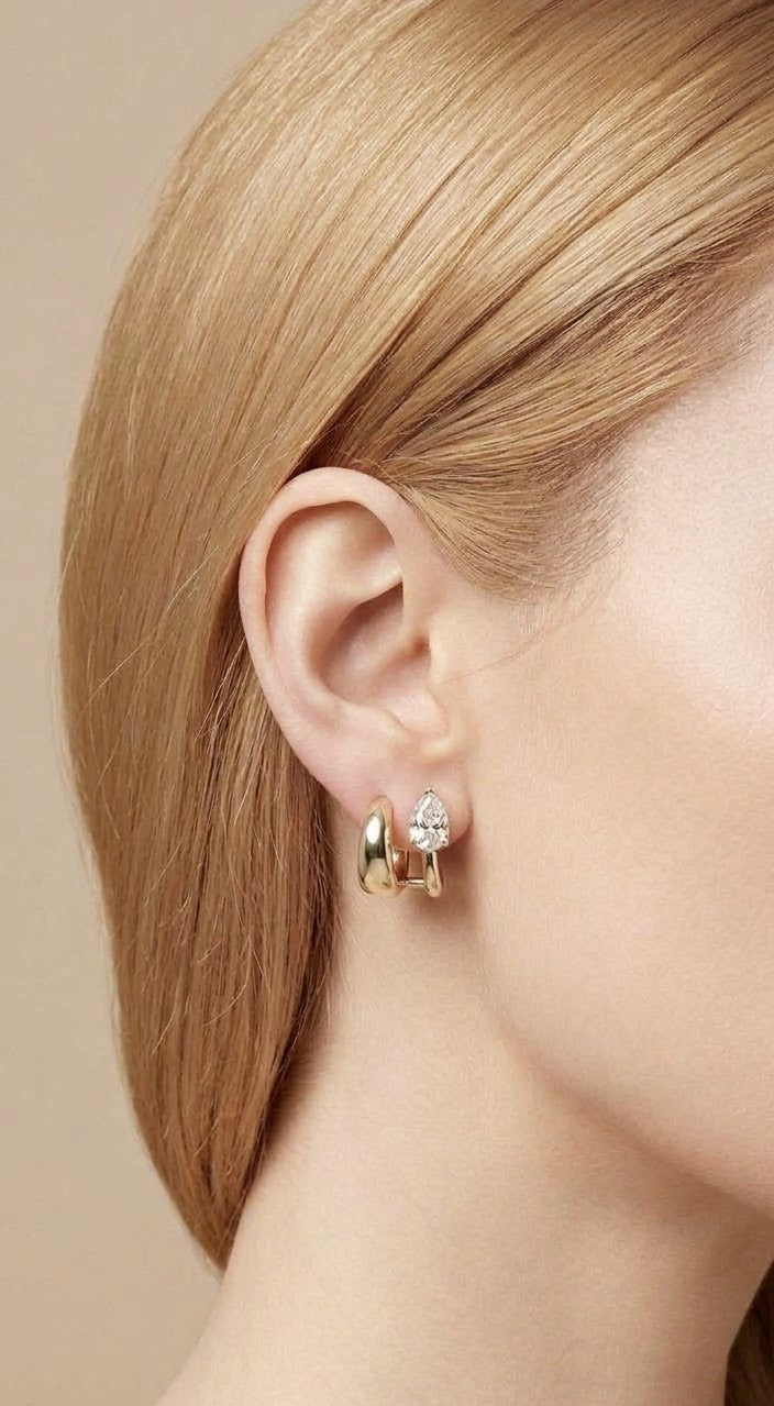 Pendientes doble aro con circonita dorado puestos modelo