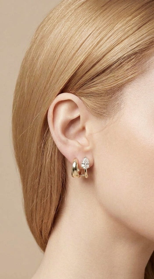 Pendientes doble aro con circonita dorado puestos modelo