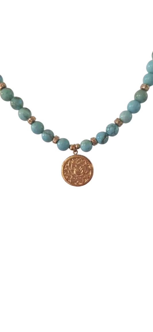 Collar Turquesa con Colgante Flor de Lis en Acero Dorado 43cm