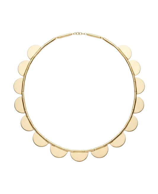 Modelo luciendo collar medialuna dorado