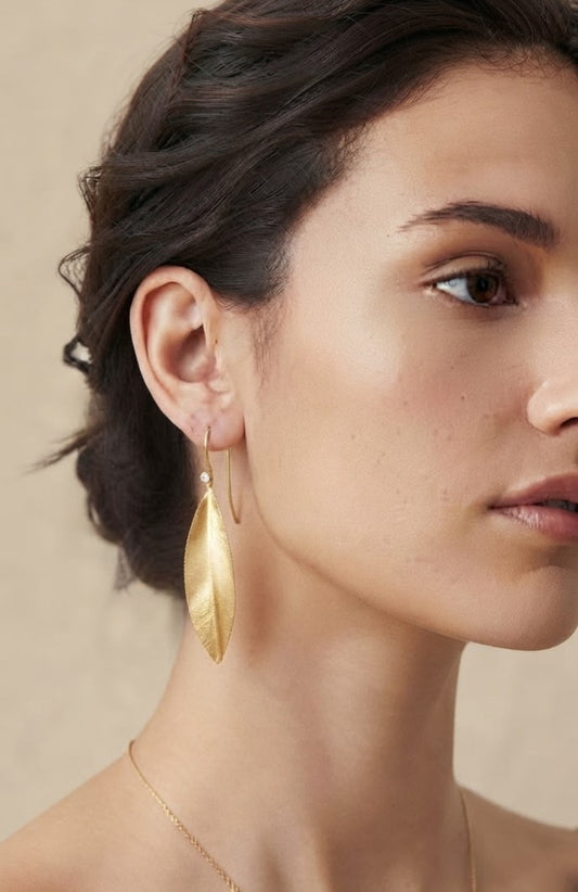 Pendientes hoja acero dorado puestos modelo