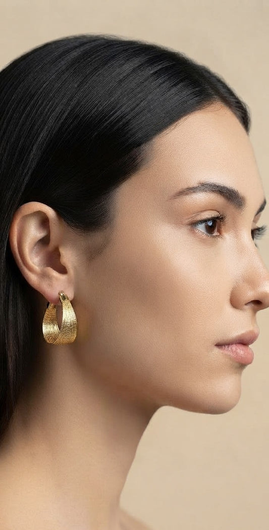 Aros anchos acero dorado textura rafia puestos modelo